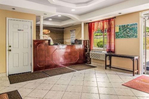 Econo Lodge Bradford image 15