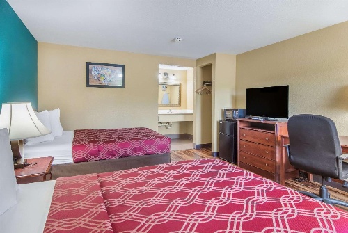 Econo Lodge Bradford image 4