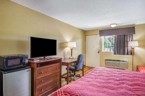 Econo Lodge Bradford image 7