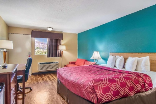 Econo Lodge Bradford image 8