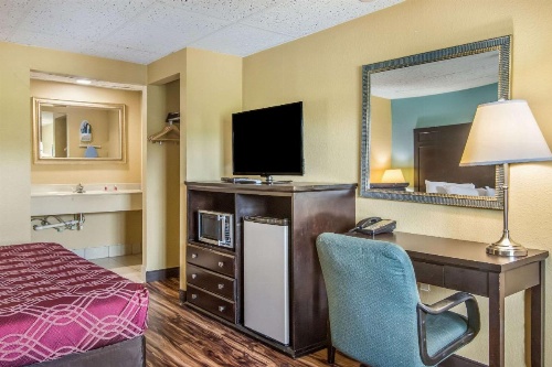 Econo Lodge Bradford image 9